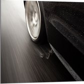 Dibond - Snel rijdende Auto (zwart/wit) - 80x80cm Foto op Aluminium (Wanddecoratie van metaal)