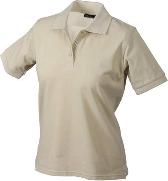 Dames polo in de kleur steenkleurig met korte mouwen en knoopsluiting.