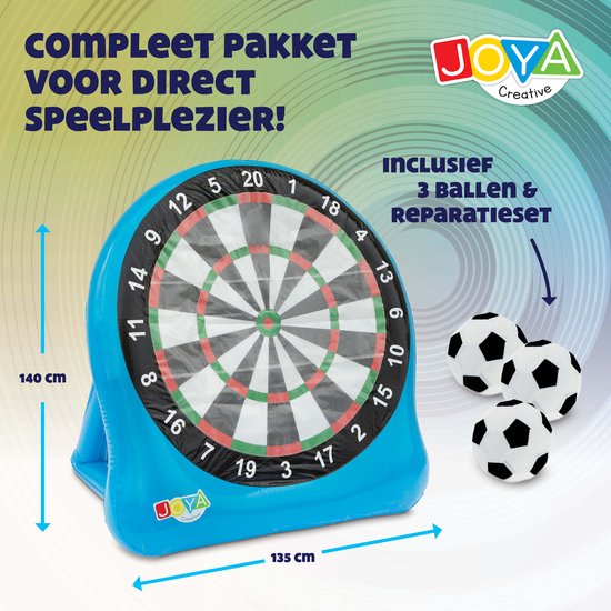 Blauw opblaasbaar dartbord van 135x140cm met zwart-wit voetbal patronen, nummers en 3 ballen.