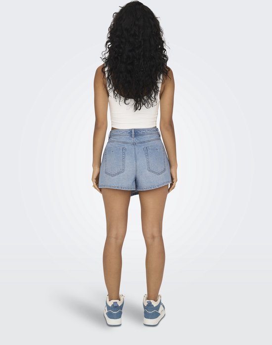 Achterkant model in lichtblauwe denim skort.