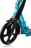 Detail van de lichtblauwe step: zwarte voorvork, wiel en spatbord. Xride logo en een spookachtig patroon op de stuurkolom.