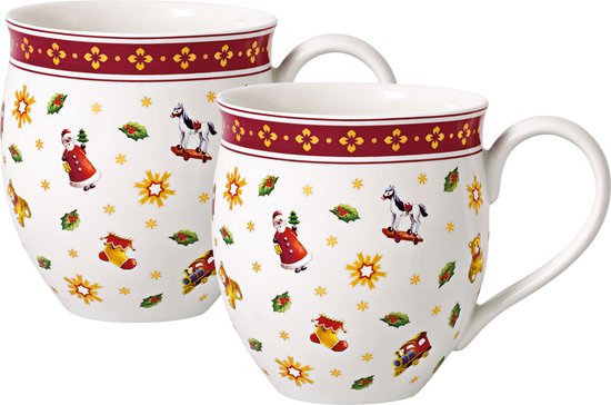 Deux tasses blanches avec des imprimés de Noël représentant des pères Noël, des chevaux, des sapins et des étoiles, avec un bord rouge.