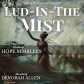 Vrouw met paarse bloemen in haar haar en sprookjesachtige vleugels, opgeheven arm in een mistige, weelderige omgeving. Titel: LUD-IN-THE MIST.