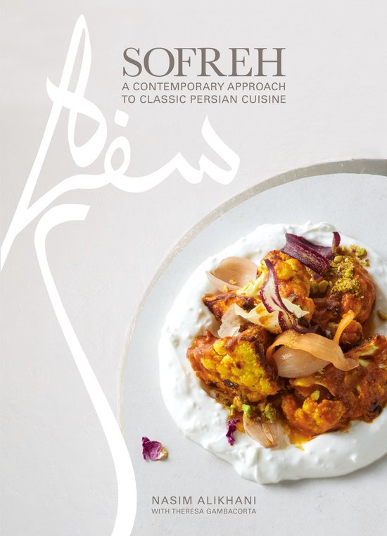 SOFREH A CONTEMPORARY APPROACH TO CLASSIC PERSIAN CUISINE, kookboek met een gerecht van bloemkool en ui op een witte schaal.