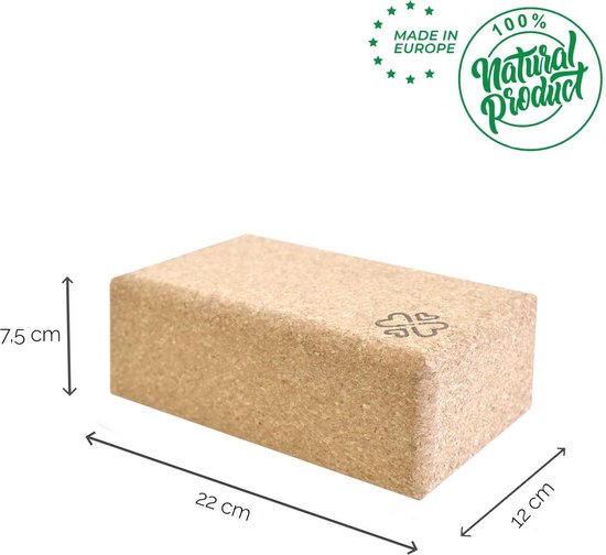 Kurken yogablok met afmetingen 22x12x7.5 cm, een klaver-hartlogo en 'Made in Europe' aanduiding.