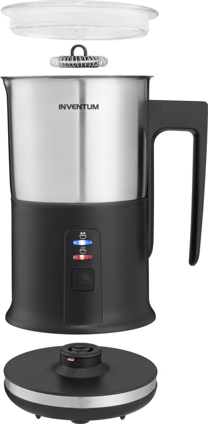 Close-upbarista In Het Voorbereiden Van Het Juiste Schuim Van De Cappuccino Gietende Melk Een Kop 154427043