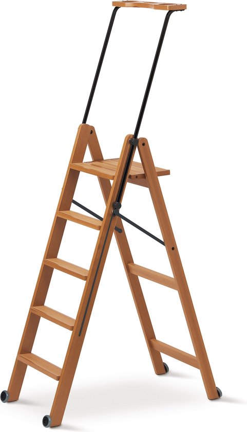 Bruine houten huishoudtrap in open toestand, 5 treden, met een handgreep bovenaan.