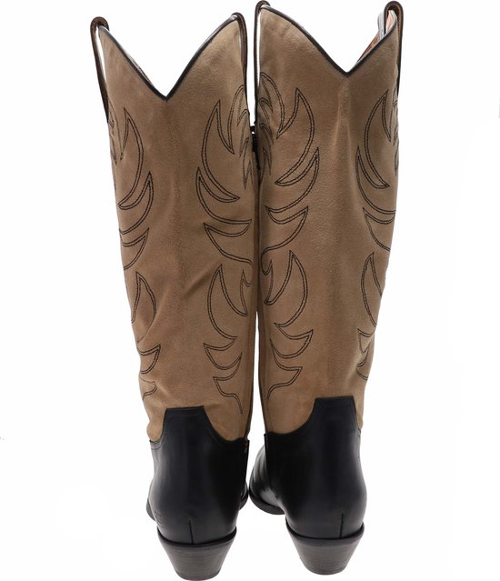 Achterkant van zwarte laarzen met beige schacht, sierlijke stiksels en puntige neus.