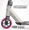 Grijze step met roze wielen, een opdruk 'BERG' op de zijkant en de tekst 'IHC COMPRESSION SEALED BEARINGS'.