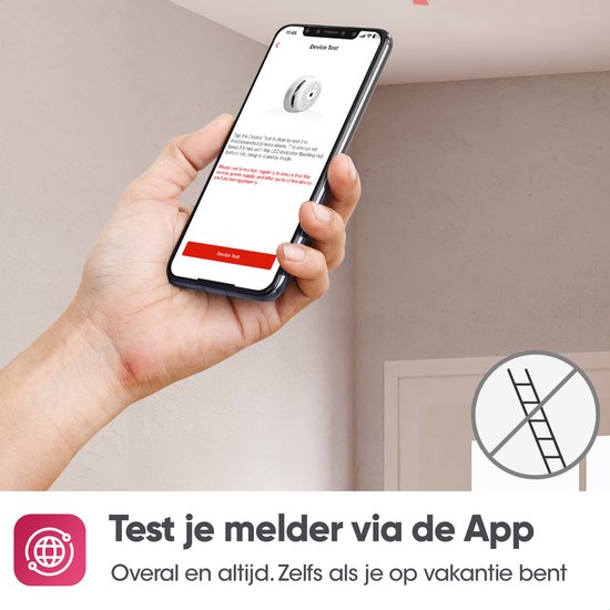 Hand houdt smartphone vast, test rookmelder via de app. Test je melder via de app, overal en altijd, zelfs op vakantie. Icon met ladder verboden.