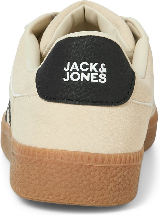 Crèmekleurige Jack & Jones sneakers, met zwarte hiel en logo.