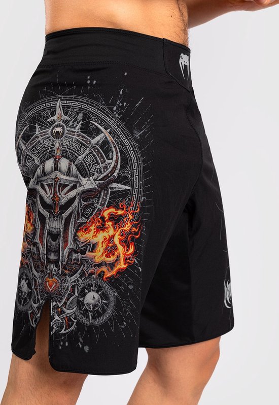 Zwarte Venum sportbroek met gladiatorhelm- en vlammenprint op de linkerbroekspijp en VENUM-logo op de rechterbroekspijp.