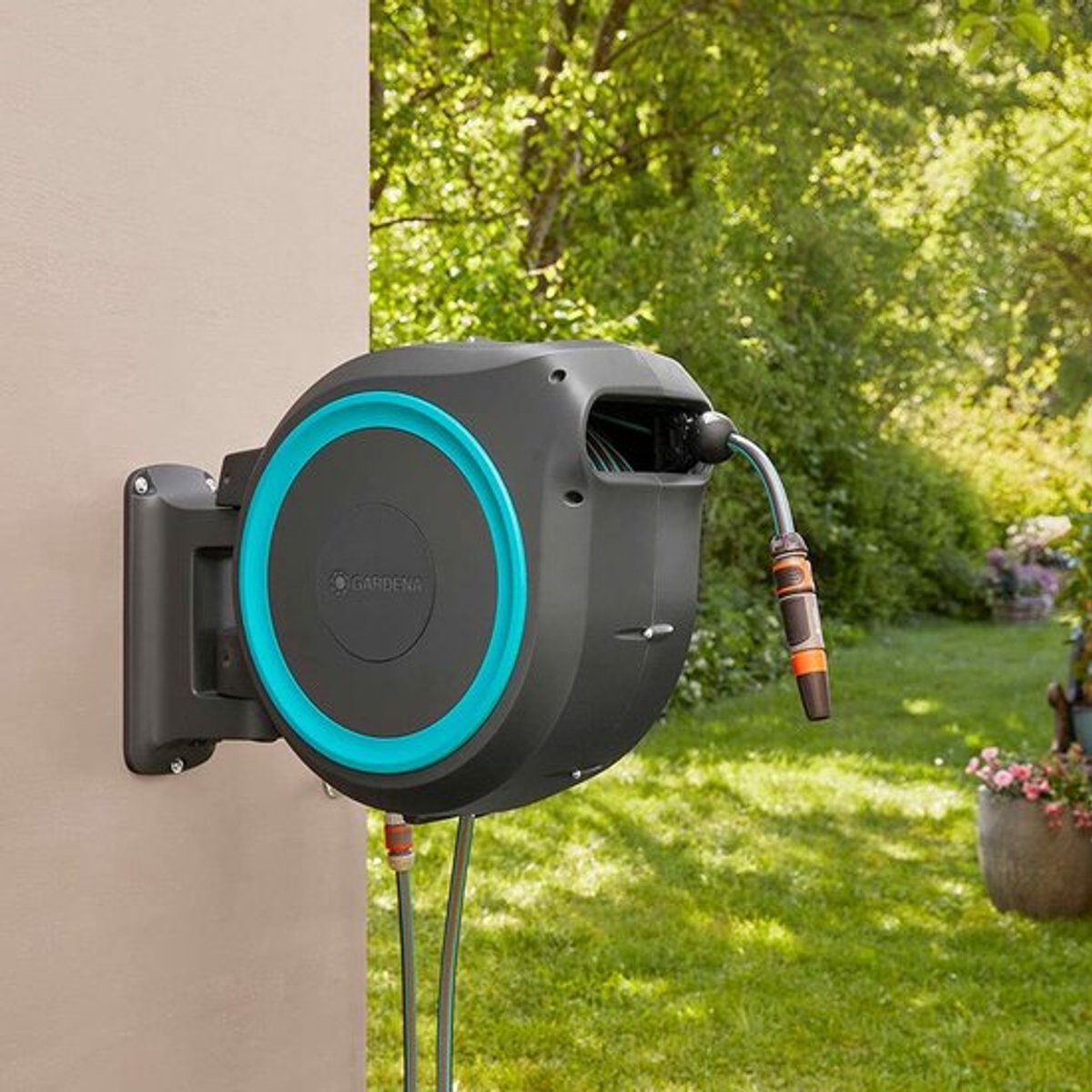 Gardena Wand-Schlauchbox RollUp M/L (weiß) 25 m: flexible Bewässerung für mittelgroße bis große