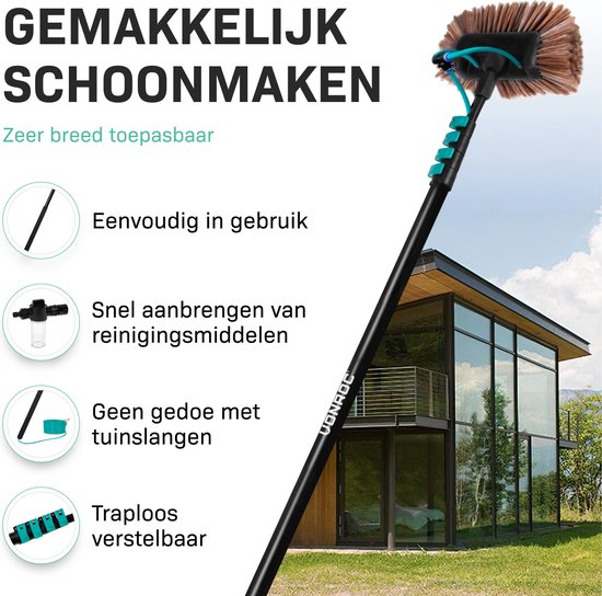 Uitschuifbare steel met borstelkop voor gemakkelijke reiniging, met groene accenten. Achtergrond: modern huis.
