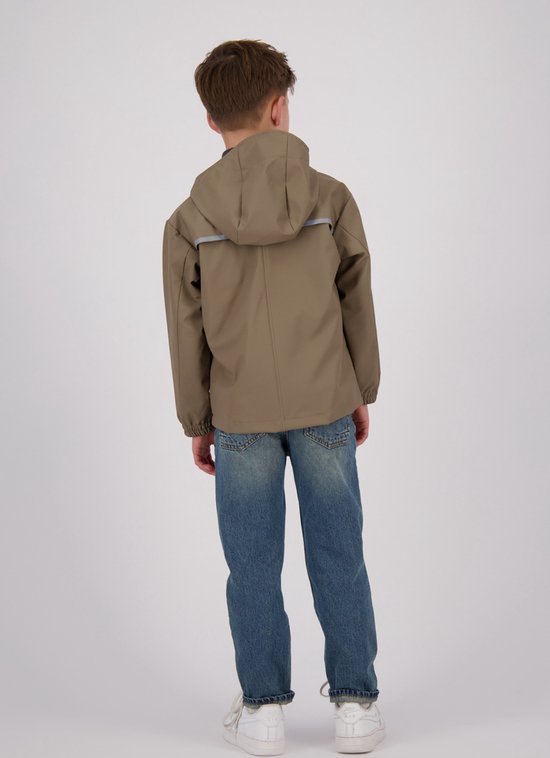 Een jongen draagt een bruine regenjas met capuchon en jeans.