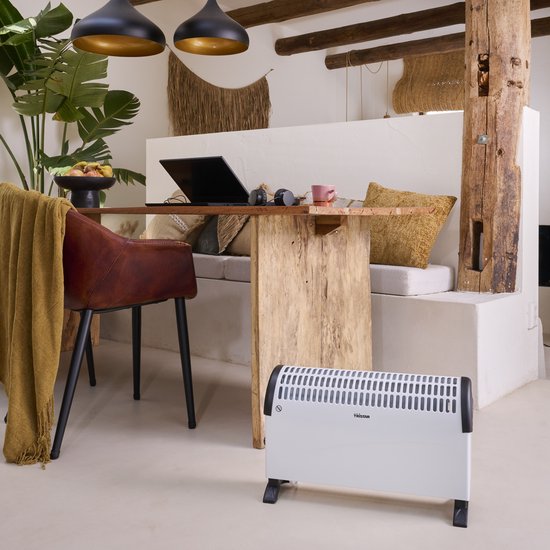 Witte Tristar convector kachel op de vloer in een gezellig ingerichte woonkamer.