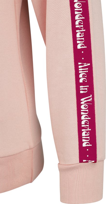 Detail van een lichtroze hoodie met strepen met 'Alice in Wonderland' op de mouw.