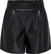 Zwarte kunstleren shorts met ceintuur, knopen, riemlussen en plooien.