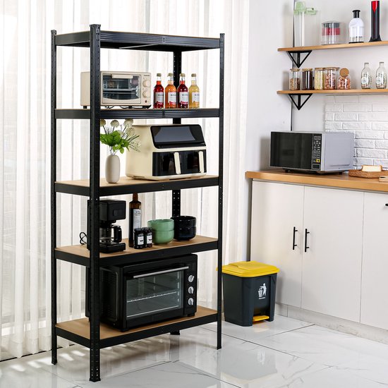Zwarte stellingkast in een keuken, gevuld met keukenapparatuur zoals ovens en koffiezetapparaten.