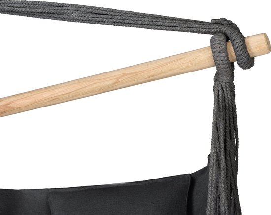 Close-up van de bevestiging van de donkergrijze hangstoel met houten spreidstok en koorden.