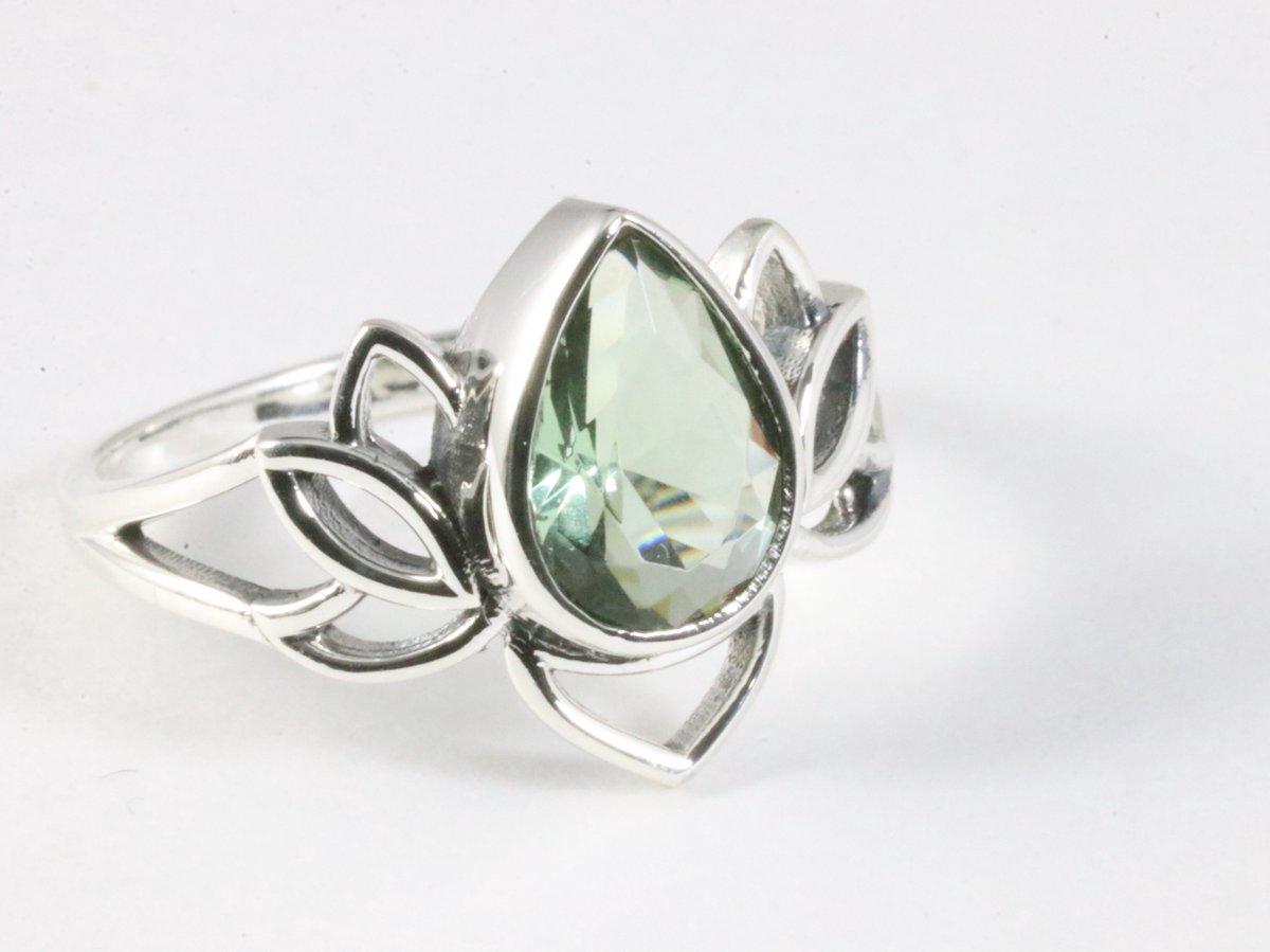 Opengewerkte zilveren lotus bloem ring met groene amethist - maat 17