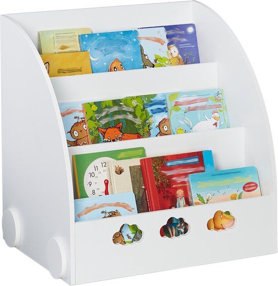 Wit boekenrek met drie vakken, gevuld met kinderboeken. Onderste vak heeft wolkenuitsparingen.