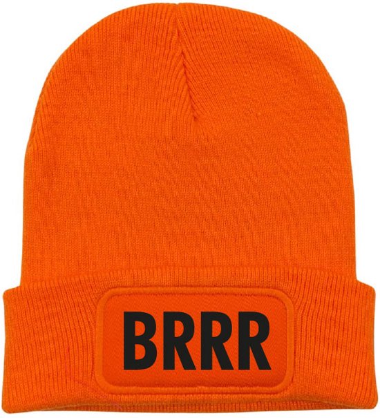 Oranje gebreide muts met zwarte patch en de tekst "BRRR".