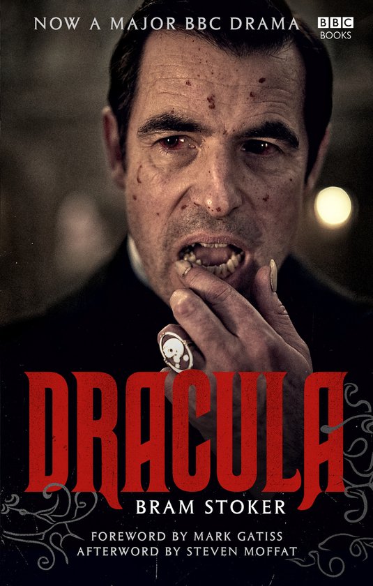 Close-up van een man met bloeddoorlopen ogen en lange vingernagels, met de hand voor zijn mond. De titel 'DRACULA' staat groot op de voorkant.