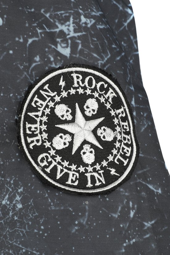 Ronde 'ROCK REBEL NEVER GIVE IN' patch met ster en schedels op een grijs jack.