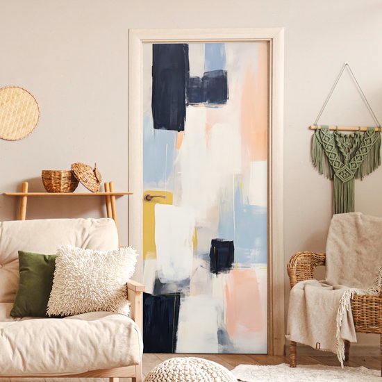 Abstracte deurposter met donkerblauw, lichtblauw, wit, okergeel en perzikkleurige vlakken, in een woonkamer.