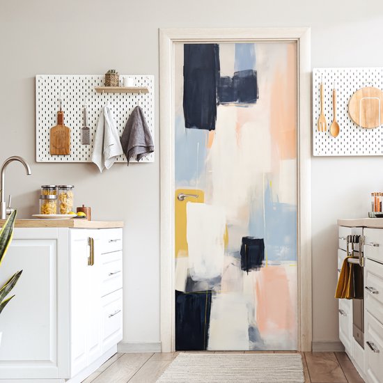 Abstracte deurposter met donkerblauw, lichtblauw, wit, okergeel en perzikkleurige vlakken in een witte keuken.