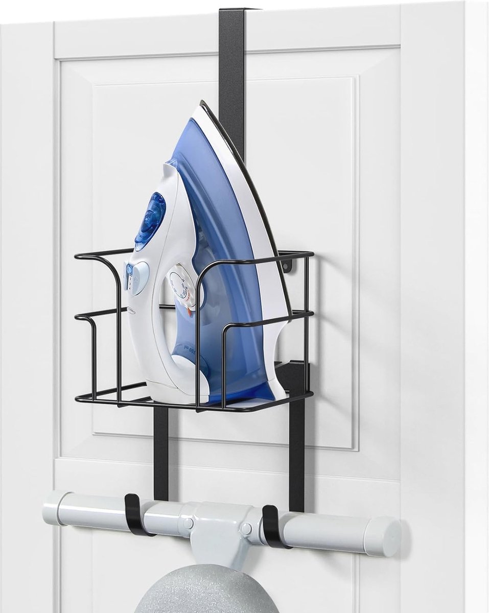 TJ.MOREE Strijkplank hanger muurbevestiging - wasruimte decor strijkijzer en strijkplank houder, metalen muurbevestiging met grote opslag witte houten basismand en afneembare haken (wit