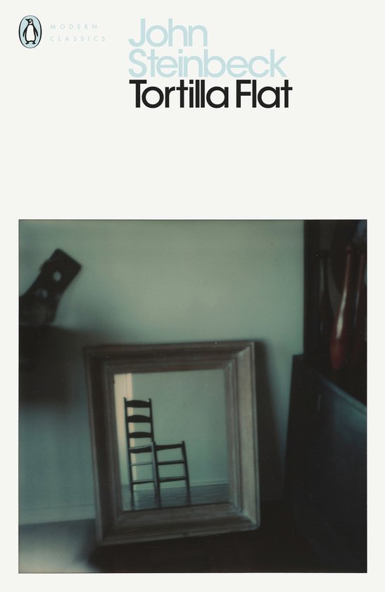 Livre "Tortilla Flat" de John Steinbeck. Miroir avec reflet de chaise.