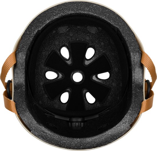 Bovenaanzicht van een lichtgrijze helm met bruine bandjes en ventilatieopeningen.