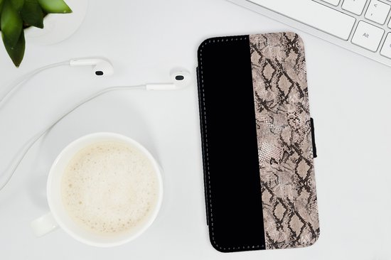 Telefoonhoesje Geschikt voor iPhone 12 Pro Max telefoonhoesje - Slangen - Design - Reptielen - Met vakjes - Wallet case met magneetsluiting