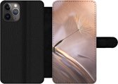 Bookcase Geschikt voor iPhone 11 Pro Max telefoonhoesje - Paardenbloem zaden - Abstract - Lucht - Met vakjes - Wallet case met magneetsluiting