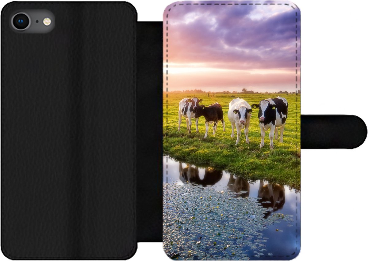 Telefoonhoesje Geschikt voor iPhone SE 2020 telefoonhoesje - Koeien tijdens een zonsondergang - Met vakjes - Wallet case met magneetsluiting