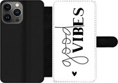 Bookcase Geschikt voor iPhone 13 Pro Max telefoonhoesje - Good vibes - Spreuken - Quotes - Met vakjes - Wallet case met magneetsluiting