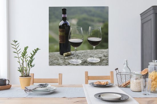 Peinture sur Toile Bouteille de Vin rouge avec Vignes de Sangiovese en Arrière-Plan - 90x90 cm - Décoration Décoration murale