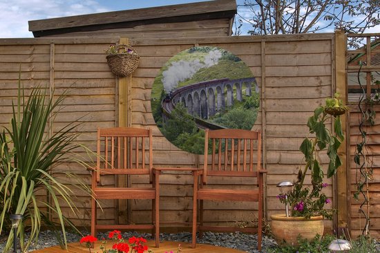 Tuincirkel Stoomtrein tussen het groene landschap in Schotland - 60x60 cm - Ronde Tuinposter - Buiten