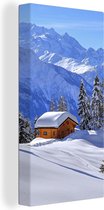 Canvas Schilderij Hut in het winterse landschap van Zwitserland - 20x40 cm - Wanddecoratie