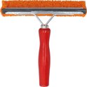 Raamtrekker met oranje spons en rood houten handvat.