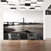 Fotobehang - San Francisco: Golden Gate Bridge in zwart-wit.