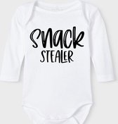 Baby Rompertje met tekst 'Snack stealer' |Lange mouw l | wit zwart | maat 50/56 | cadeau | Kraamcadeau | Kraamkado