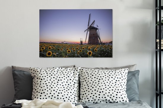 Peinture sur toile Vieux moulin à vent se dresse dans un champ avec toutes sortes de tournesols - 60x40 cm - Décoration murale