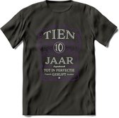 10 Jaar Legendarisch Gerijpt T-Shirt | Paars - Grijs | Grappig Verjaardag en Feest Cadeau Shirt | Dames - Heren - Unisex | Tshirt Kleding Kado | - Donker Grijs - M