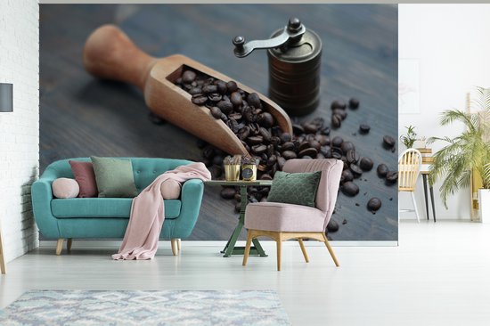 Papier peint photo peint photo vinyle - Grains de café sur fond en bois foncé avec moulin à café largeur 600 cm x hauteur 400 cm - Tirage photo sur papier peint (disponible en 7 tailles)