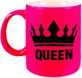 1x Cadeau Queen beker / mok -  fluor neon roze met zwarte bedrukking - 300 ml keramiek - neon roze bekers