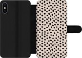 Bookcase Geschikt voor iPhone XS Max telefoonhoesje - Stippen - Zwart - Beige - Met vakjes - Wallet case met magneetsluiting