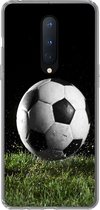 Geschikt voor OnePlus 8 hoesje - Voetbal in het gras - Siliconen Telefoonhoesje